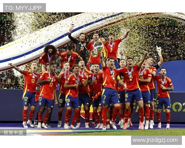 西班牙足球队以四比零战胜意大利队展现强大实力