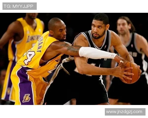 科比带领湖人对决马刺的经典对抗赛回顾与分析